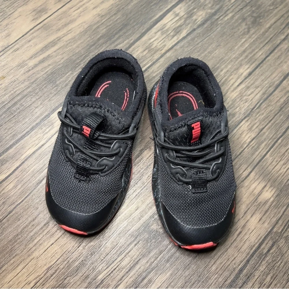 PUMA Boys Sneakers. Black and Red. Lace Up.
